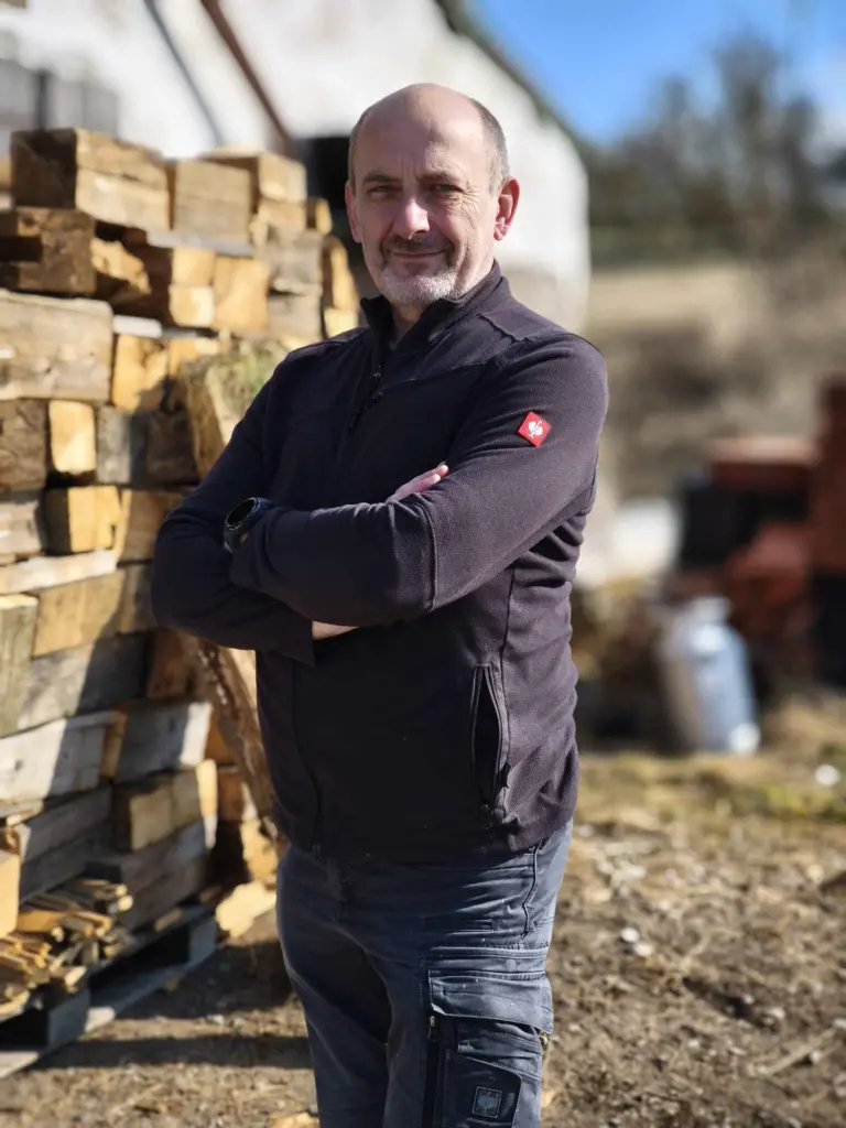 Petr Marek - tesař při práci na krovu, INEX-CZ