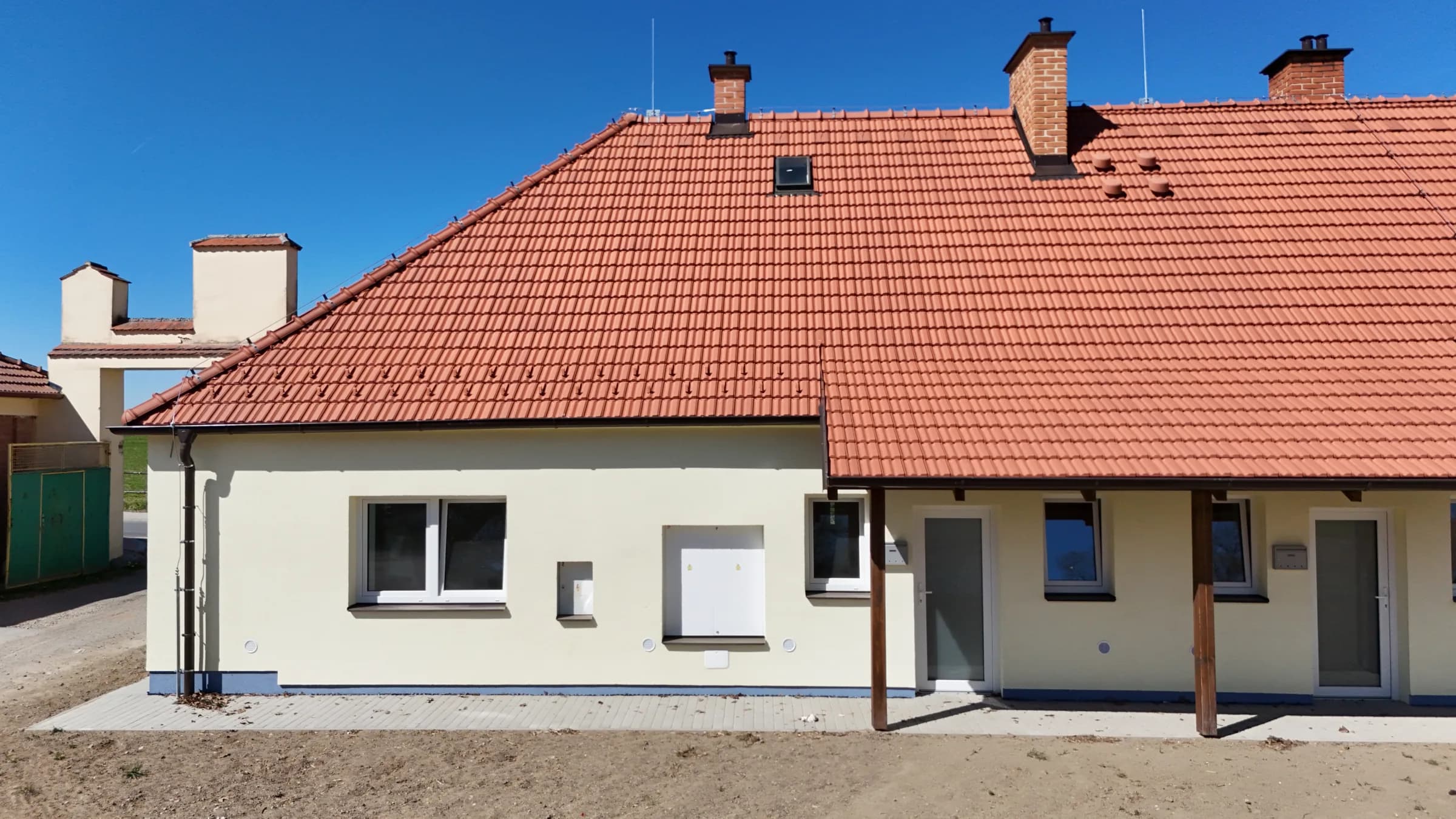 Dokončený rodinný dům s novou pálenou střechou - předání, INEX-CZ Jižní Čechy