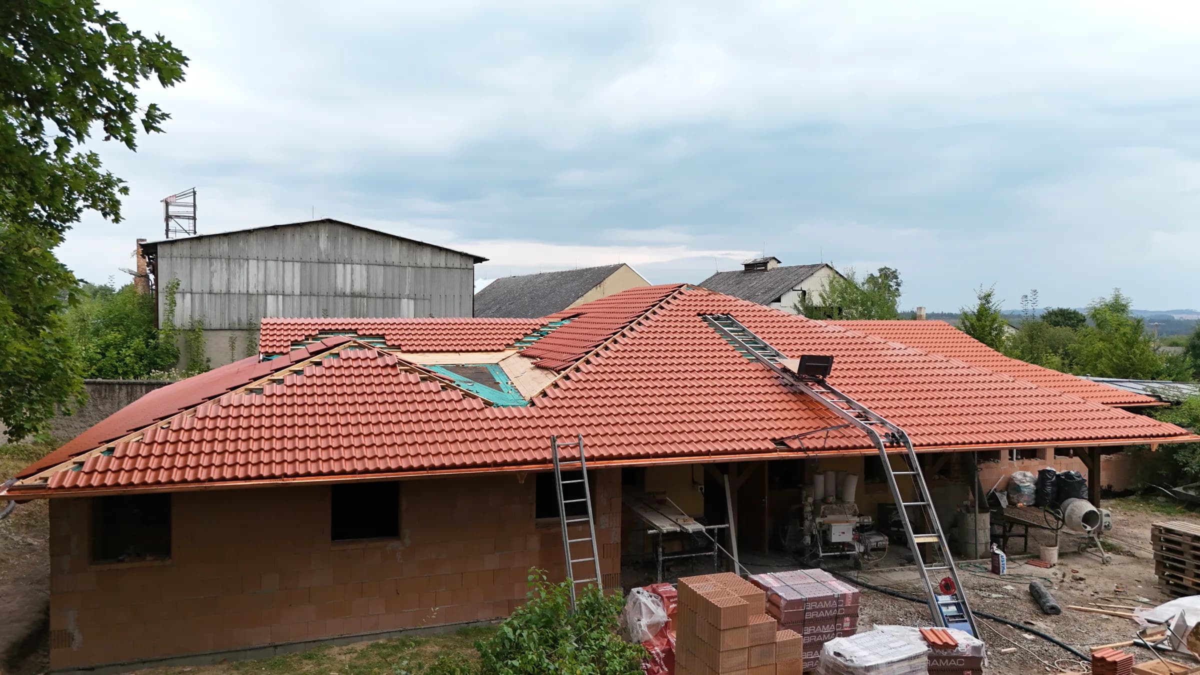 Střecha v průběhu pokládky krytiny - žebříky a laťování, realizace INEX-CZ